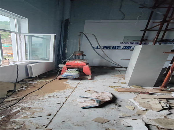 新龙镇地基基础下沉墙体裂缝加固注浆顶升施工