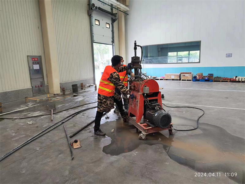 新龙镇厂房地面下沉塌陷注浆加固施工